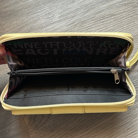 Pastel yellow Kenneth Cole wallet - Picture 3 of 6